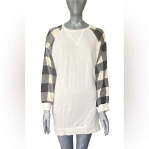 NWOT Emerald 3X Sweater with Black and Cream Plaid Sleeves